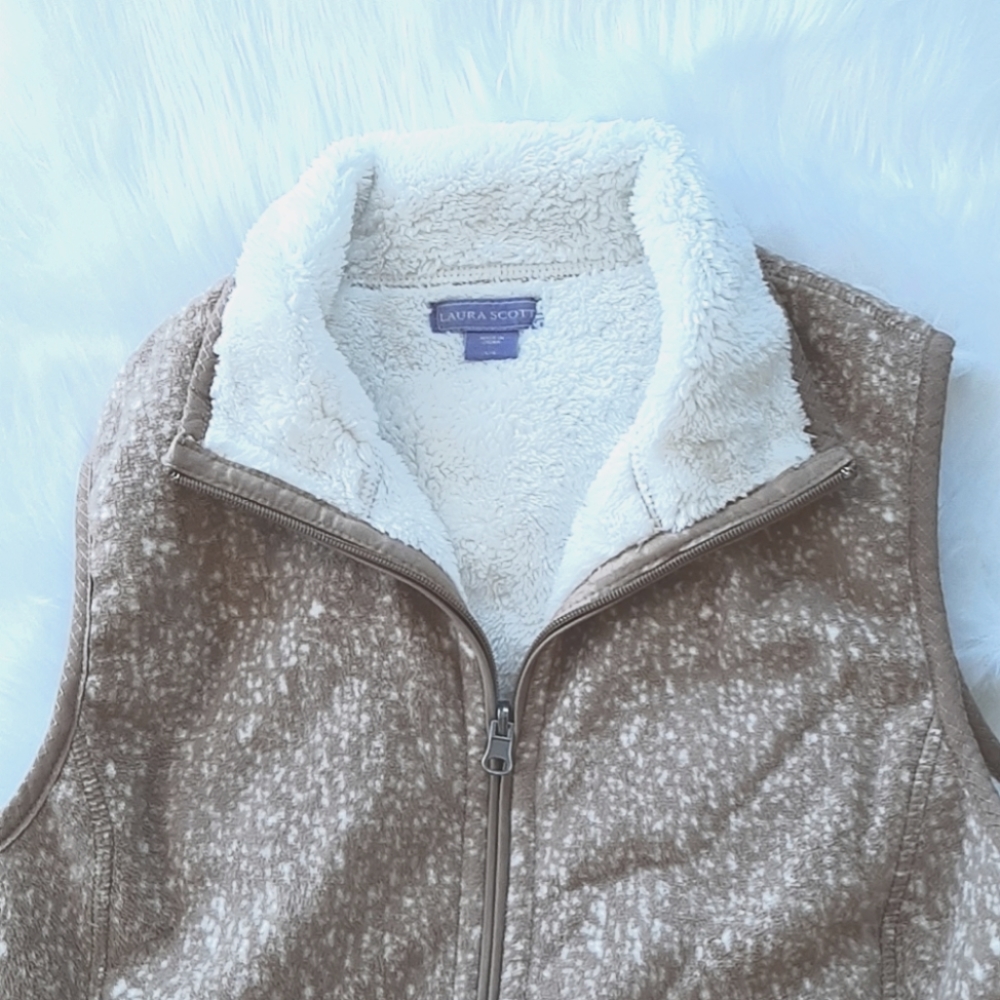 ⚪️WARM AND FUZZY VEST